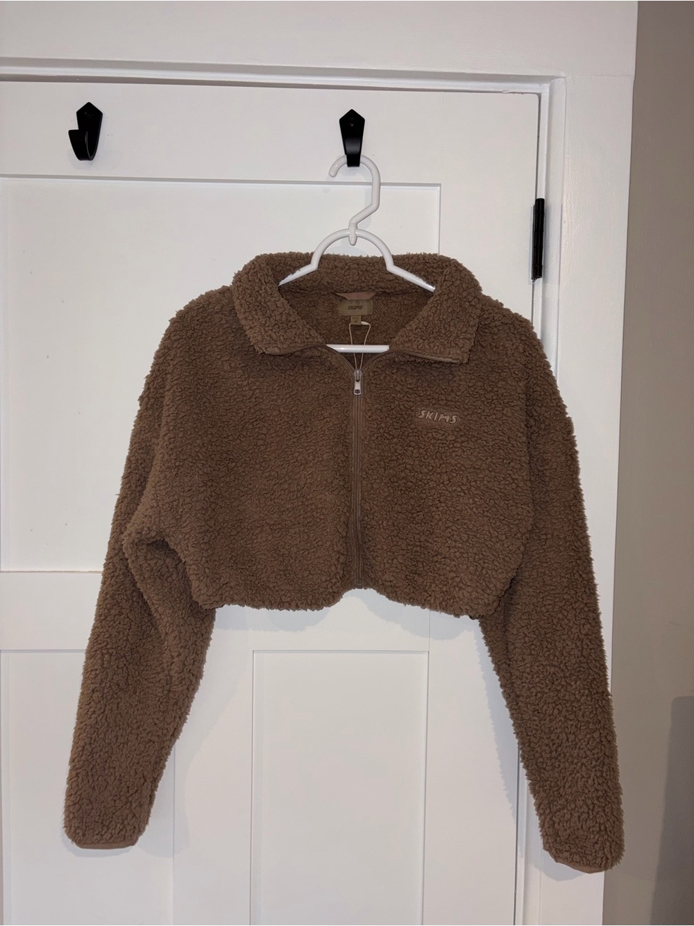 NWT SKIMS Teddy Zip Up Cropped Sherpa Jacket Desert Brown Size XS (AP-ZIP-0878)